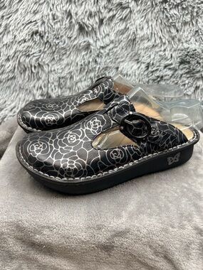 Alegria Clogs Womens 38 US 8 8.5 Classic Black Embossed Rose Floral Slip On